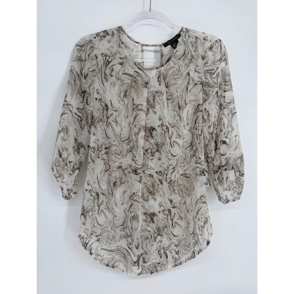 Suzy Shier Marble Swirl Print Blouse Grey Cream 3/4 Roll Tab Sleeve Cutout Back
